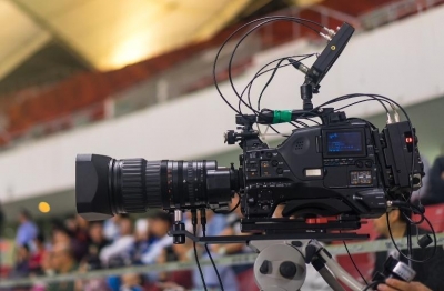 close-up-della-videocamera-moderna-in-uno-stadio-di-calcio