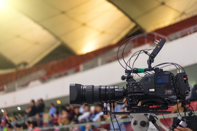 close-up-della-videocamera-moderna-in-uno-stadio-di-calcio